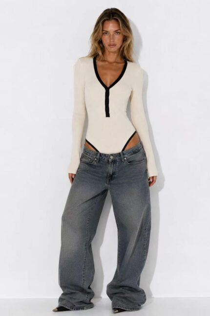 body en maille cotelee ajustee avec col v contraste patte boutonnee et beige 6a96840f0f4c9